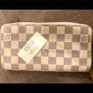 Authentic Louis Vuitton zippy wallet